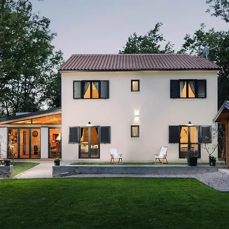 Portum: Luxurious Woodland Retreat With Private Heated Pool *