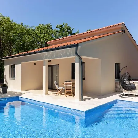Villa Portum: Luxurious Woodland Retreat With Private Heated Pool *