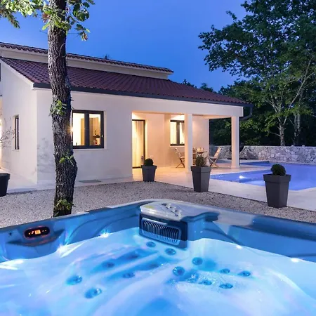 Villa Portum: Luxurious Woodland Retreat With Private Heated Pool Veligolji