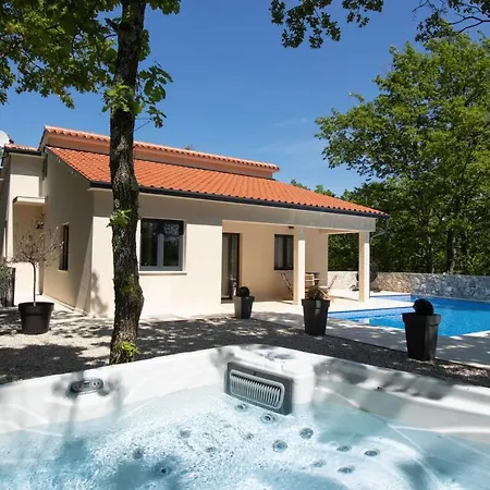 Portum: Luxurious Woodland Retreat With Private Heated Pool Veligolji