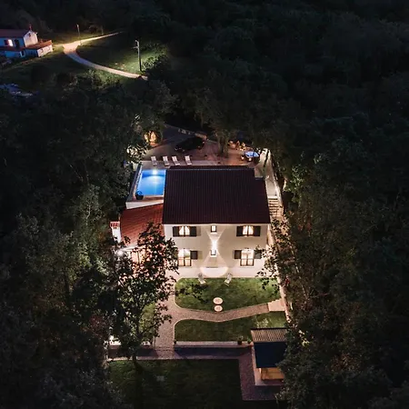 Portum: Luxurious Woodland Retreat With Private Heated Pool Villa