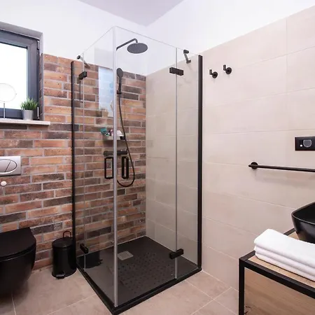 Portum: Luxurious Woodland Retreat With Private Heated Pool *