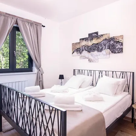 Villa Portum: Luxurious Woodland Retreat With Private Heated Pool