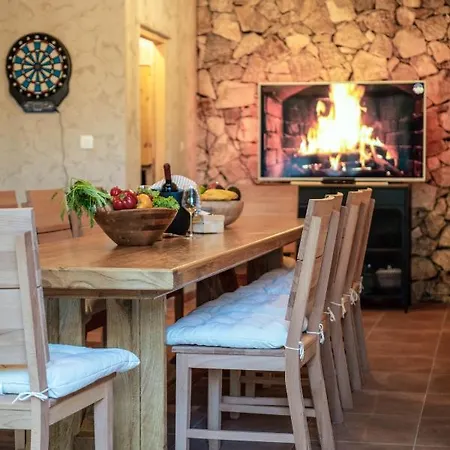 Villa Portum: Luxurious Woodland Retreat With Private Heated Pool Veligolji