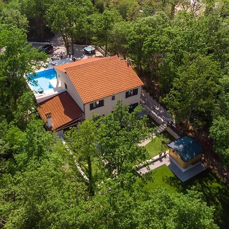 Portum: Luxurious Woodland Retreat With Private Heated Pool Villa *