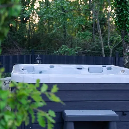 Villa Portum: Luxurious Woodland Retreat With Private Heated Pool *