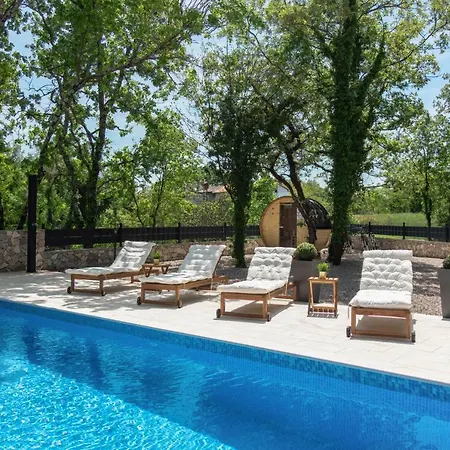 Portum: Luxurious Woodland Retreat With Private Heated Pool *
